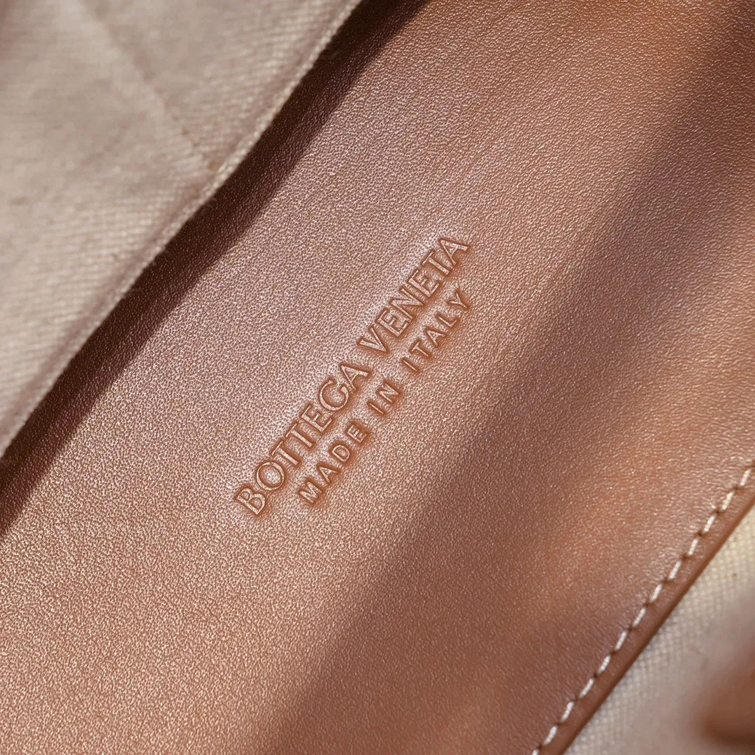 Batch 1480 The figure-shaped buckle (bow tie) has become a popular item of Bottega Veneta with its unique elegance. The newly launched leather & canvas are really tailor-made for spring and summer. The linen fabric has its own laziness, chestnut-like leather, and a retro feel. The figure-shaped buckle has been changed to a full leather figure buckle, with a unique charm. Style number: 1594 Size: 25*22*10.5cm